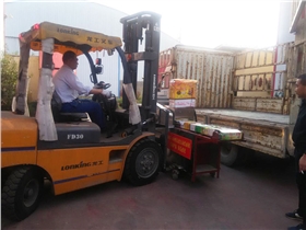 一品兴赵主任用叉车把YPX-500型高效全自动烩面机整套设备装上车