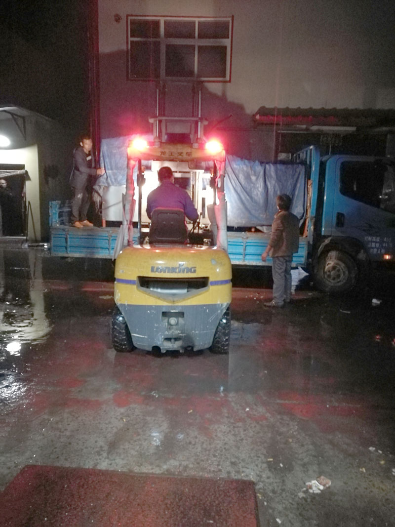  安徽客户刘先生连夜冒雨装车发货，将YPX-360-3型高效全自动烙馍机带回家。0